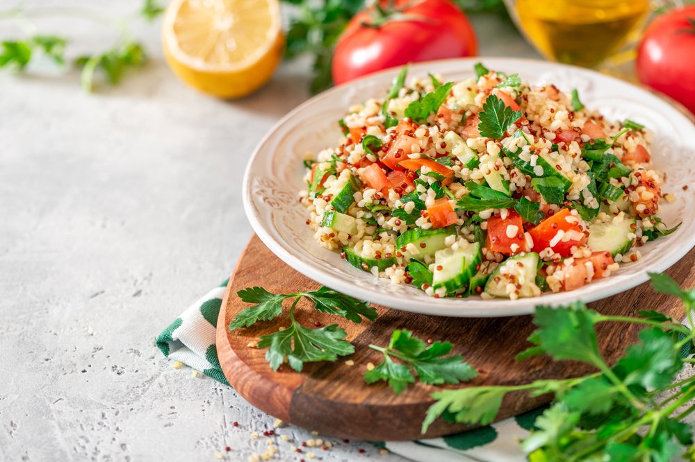 Марокканский салат из булгура с огурцами, оливками и укропом